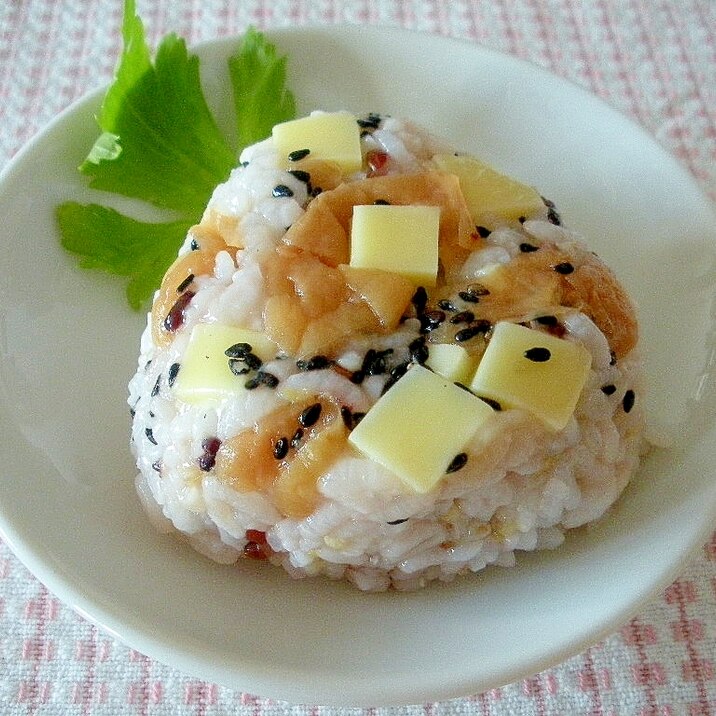 北海道☆北海道産チーズと梅干しの簡単おにぎり☆
